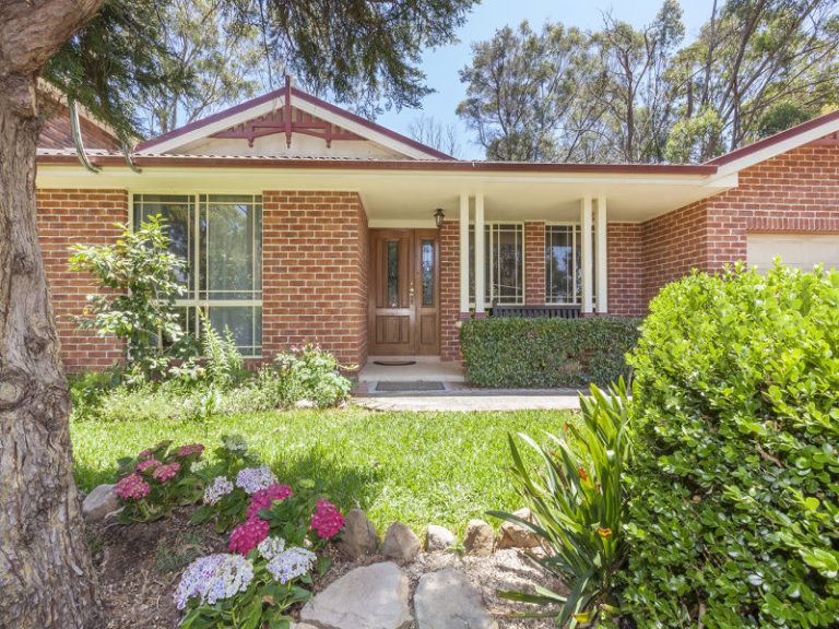 4 Roberts Parade, Hawkesbury Heights NSW 2777 — photo 2