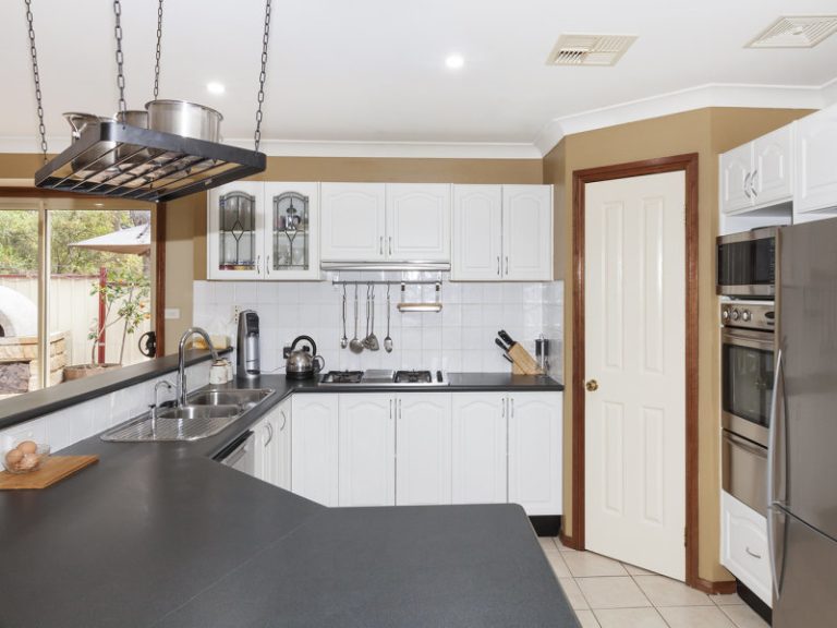 4 Roberts Parade, Hawkesbury Heights NSW 2777 — photo 3