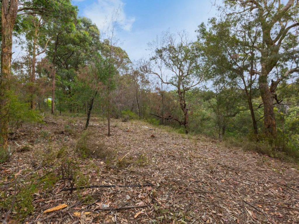35 Roberts Parade, Hawkesbury Heights NSW 2777 — photo 2