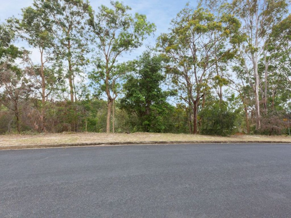35 Roberts Parade, Hawkesbury Heights NSW 2777 — photo 3
