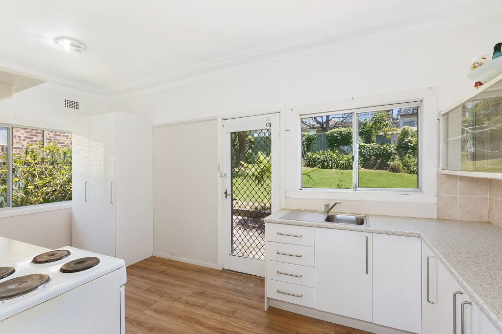 8 Wyoming Avenue, Valley Heights NSW 2777 — photo 3