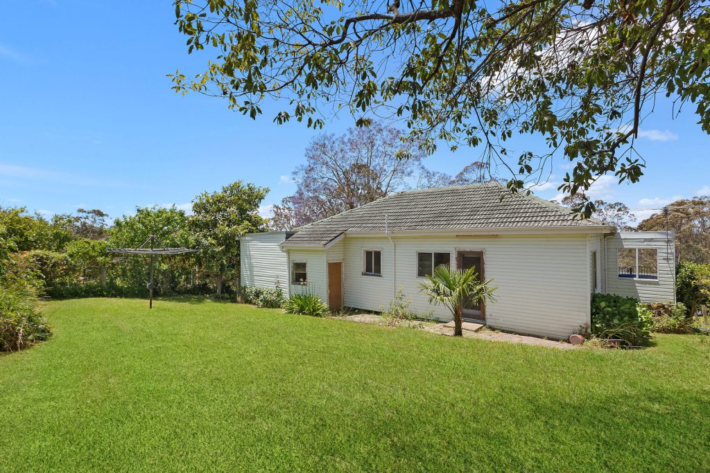 8 Wyoming Avenue, Valley Heights NSW 2777 — photo 9