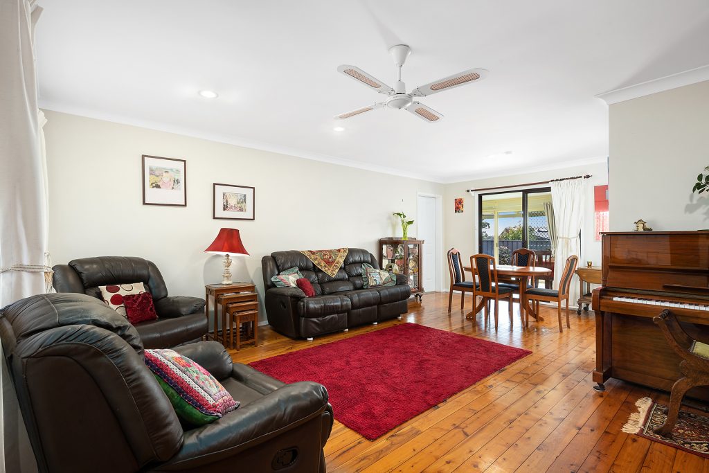 15 Fairways Crescent, Springwood NSW 2777 — photo 2