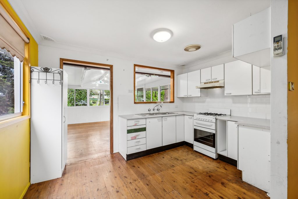 27 Springfield Crescent, Springwood NSW 2777 — photo 3