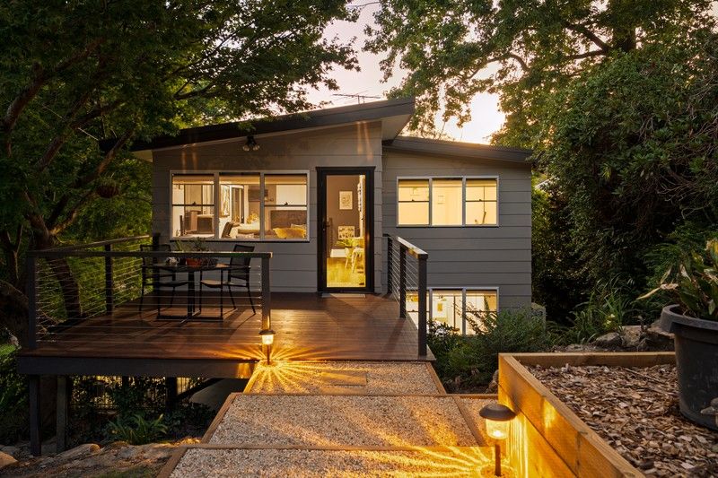 18 Parkes Crescent